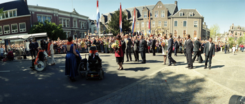 842537 Afbeelding van het Janskerkhof te Utrecht, waar Utrechtse rolstoelers zich presenteren aan Koningin Beatrix en ...